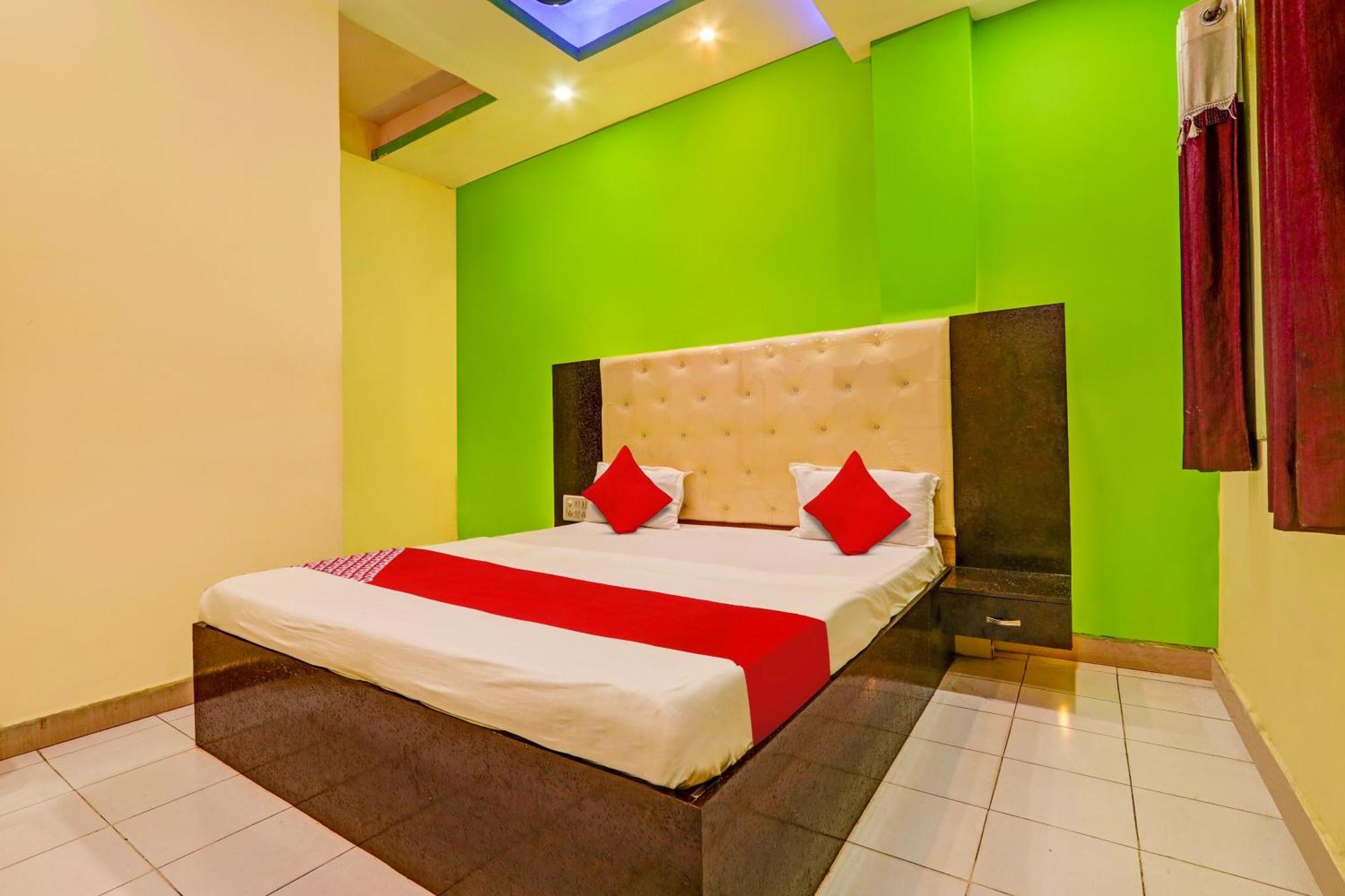 Oyo Flagship Hotel Samruddhi Lodge Nirmal  외부 사진