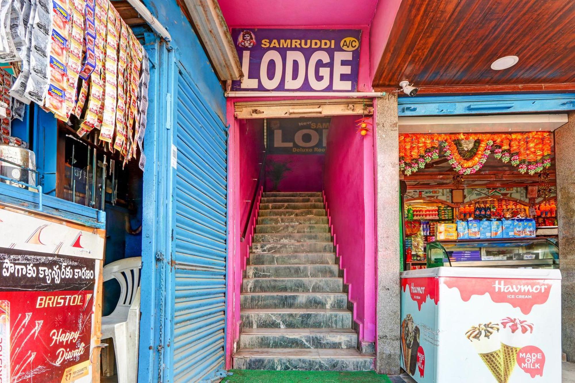 Oyo Flagship Hotel Samruddhi Lodge Nirmal  외부 사진